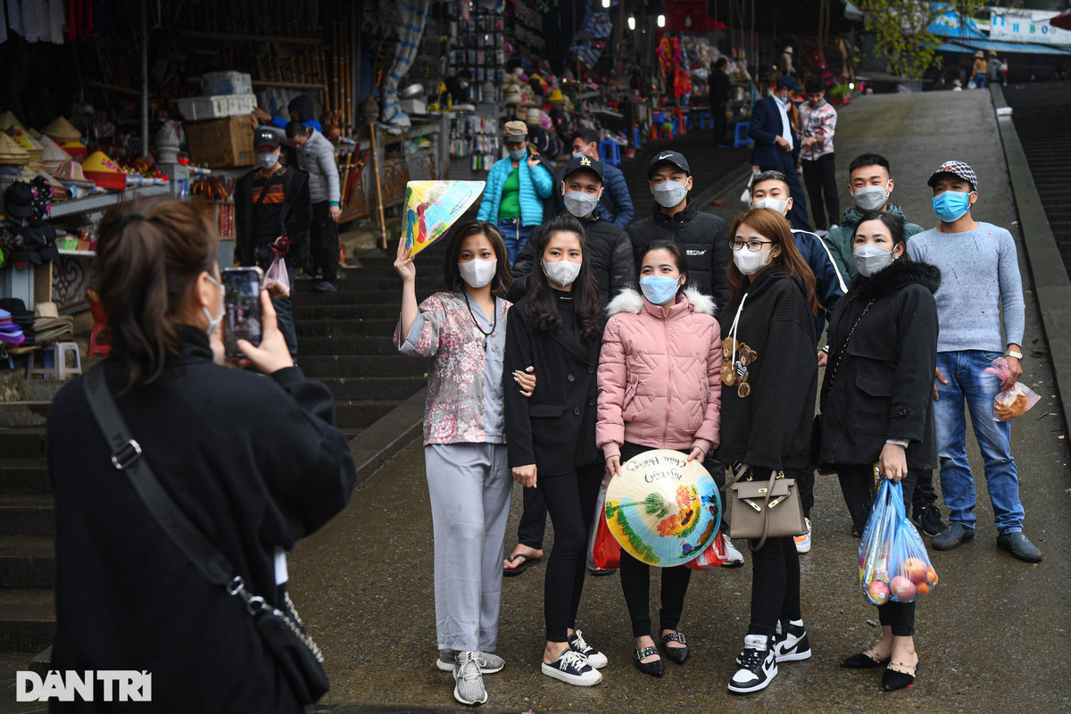Nhiều du khách may mắn có trong tay những chiếc vé sớm đã kịp tới Khu di tích thắng cảnh Hương Sơn để chụp ảnh và lưu lại những kỷ niệm đầu năm mới.