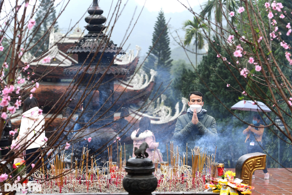 Bên trong chùa Thiên Trù, những vị khách sớm đã có mặt để đi lễ và cầu an cho năm mới.