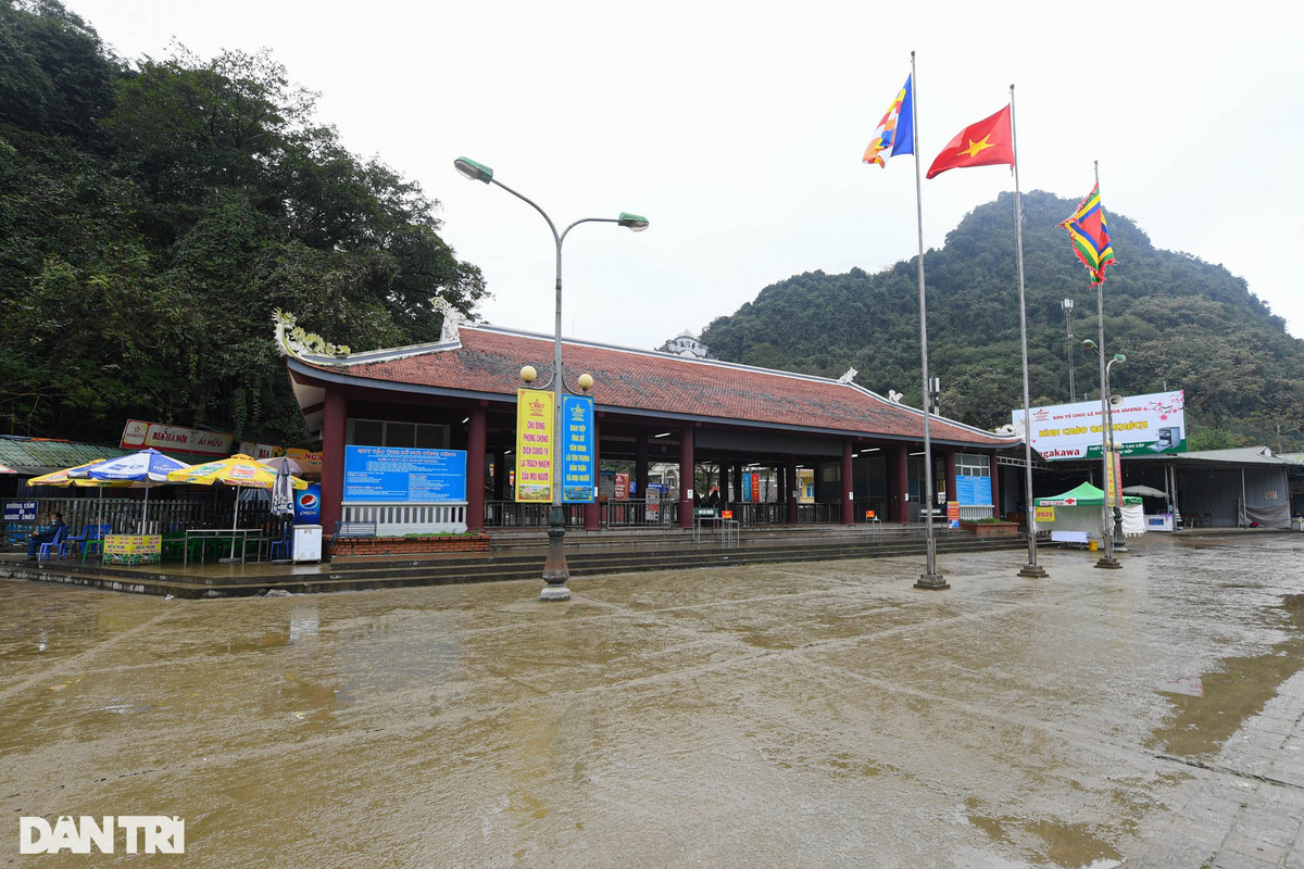 Tuy đã mở bán vé tham quan sớm 5 ngày so với dự kiến nhưng lượng du khách tới chùa Hương trong ngày vẫn khá vắng vẻ. Khung cảnh vắng vẻ tại bến Trò thời điểm 11h trưa nay.