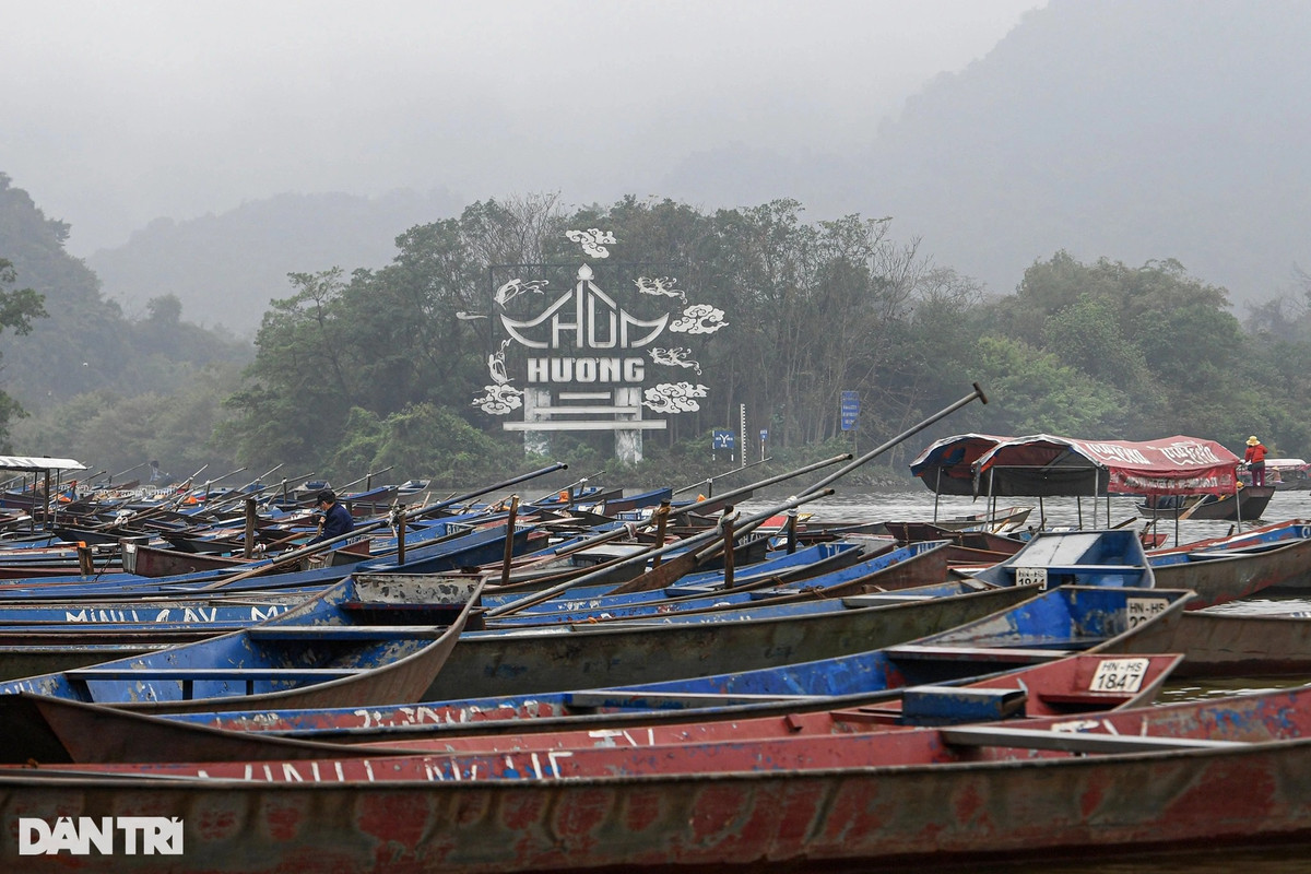 Người dân địa phương đang tất bật chuẩn bị, lau dọn thuyền bè, chuyển hàng hóa vào trong chùa để phục vụ du khách trẩy hội chùa Hương những ngày tới đây.