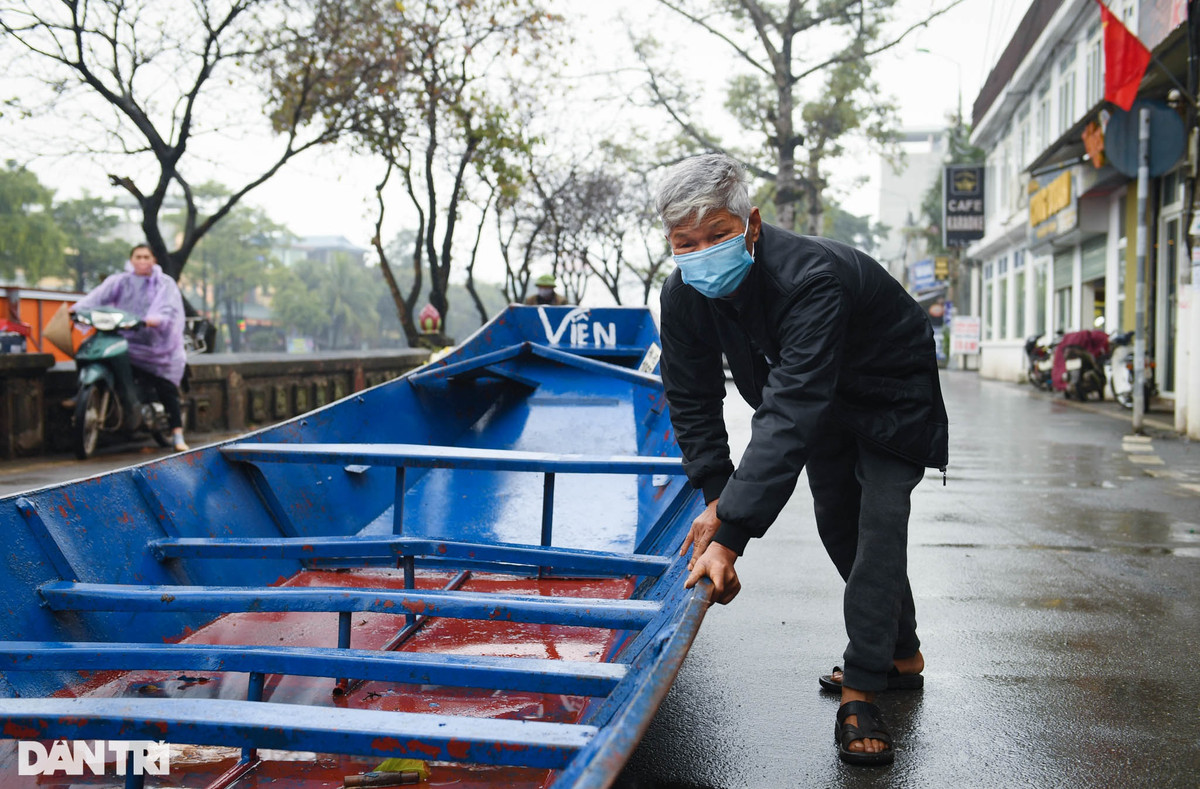 Ông Viên có 6 thuyền kinh doanh chở khách tại bến Đục, sau thời gian dài không sử dụng ông đã đem những chiếc thuyền hư hỏng đi sửa hoặc bán đi nếu đã cũ, hỏng. Được biết, giá thành cho một chiếc thuyền mua mới là 12 triệu đồng, còn giá bán đi khoảng 2,5 triệu đồng.