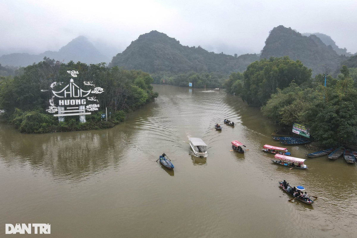 Ban quản lý Khu di tích thắng cảnh Hương Sơn đã chính thức bán vé tham quan thí điểm cho người dân từ 5h sáng nay, vì vậy một số khách đã có dịp tham quan sớm trước thời điểm mở cửa chính thức. Theo ông Nguyễn Bá Hiển - Trưởng BQL Khu di tích thắng cảnh Hương Sơn cho biết, BQL đã chuẩn bị hoàn tất các công tác để mở cửa đón khách vào ngày 16/2, nhưng trong hôm nay đông đảo du khách đã đến tham quan hành hương đi lễ chùa nên BQL quyết định bán vé sớm (thuyền, đò, thắng cảnh) để người dân không phải quay đầu trở về. Trong trường hợp đón khách có bất cập xảy ra sẽ ngay lập tức lên phương án để rút kinh nghiệm.