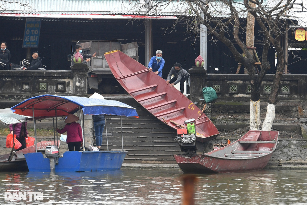 Những chiếc thuyền sau khi được sửa sang sẽ đưa xuống bến phục vụ kinh doanh chở khách trong dịp lễ sắp tới.