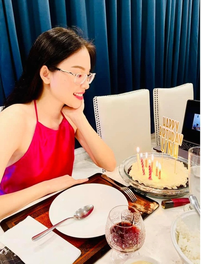 Không khó để nhận thấy căn nhà của Linh Rin có gam màu trắng chủ đạo, kết hợp màu đen, tạo cảm giác hiện đại và sang trọng. Ảnh: FBNV