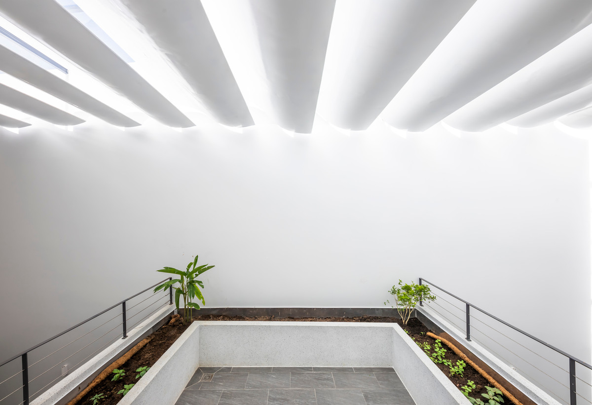  Căn nhà có 2 khoảng thông tầng lớn giúp ánh sáng tự nhiên xuyên suốt từ mái xuống tầng trệt, đảm bảo ngôi nhà luôn tràn ngập ánh sáng.