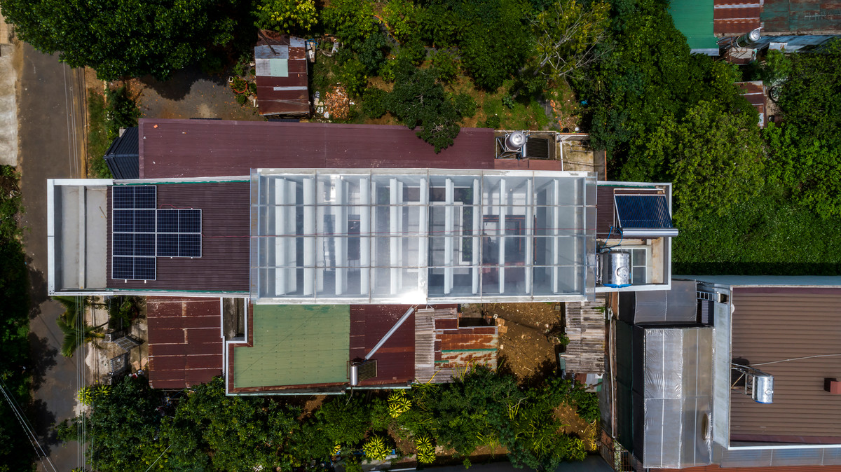 Điểm nhấn chính của công trình là hệ thống lam thép trải dài khắp mái nhà. Với đặc tính cơ học của hệ lam, người sử dụng có thể điều chỉnh lượng ánh sáng vào nhà.