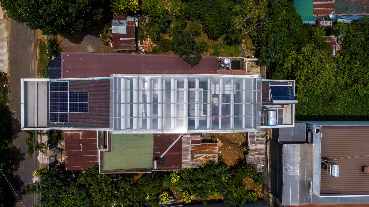 Điểm nhấn chính của công trình là hệ thống lam thép trải dài khắp mái nhà. Với đặc tính cơ học của hệ lam, người sử dụng có thể điều chỉnh lượng ánh sáng vào nhà.