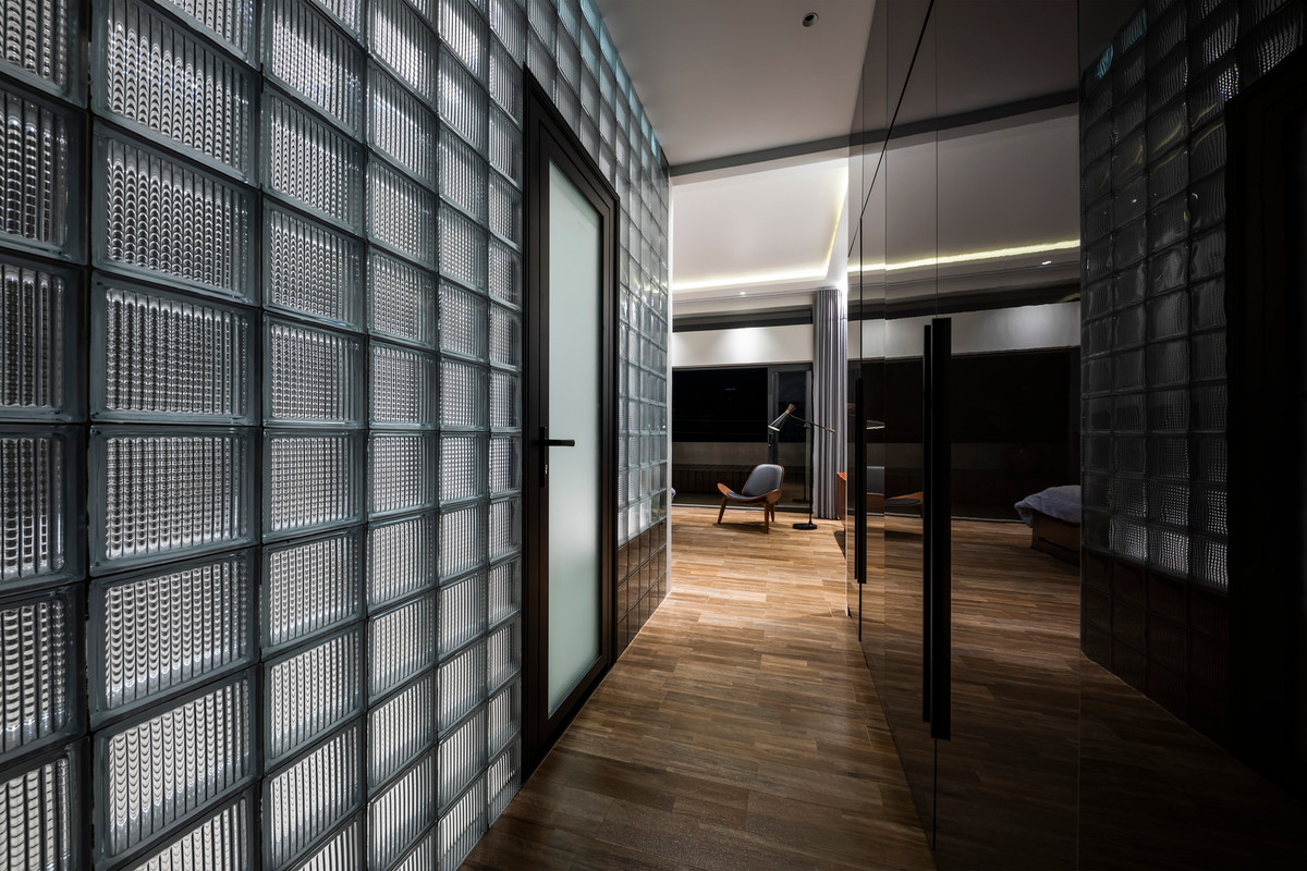 Việc bố trí không gian linh hoạt theo các khoảng trống vừa đảm bảo các phòng đều thông thoáng, có tầm nhìn dễ chịu, vừa tiết kiệm được việc sử dụng các thiết bị điện.