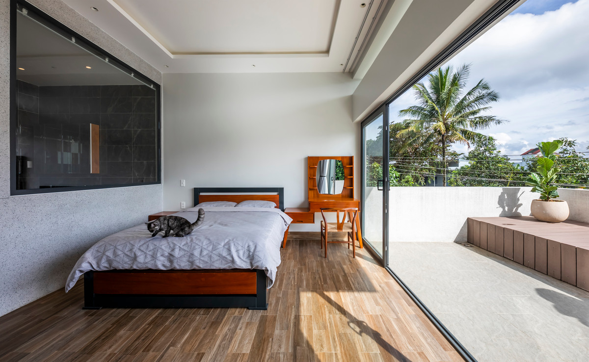 Không gian phòng ngủ thiết kế mở, ngập ánh nắng. Nguồn ảnh: SPNG Architects