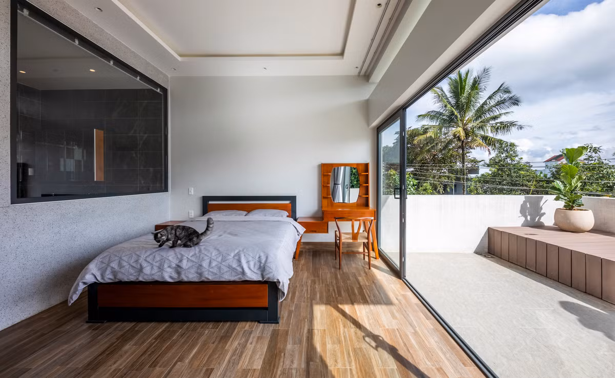 Không gian phòng ngủ thiết kế mở, ngập ánh nắng. Nguồn ảnh: SPNG Architects