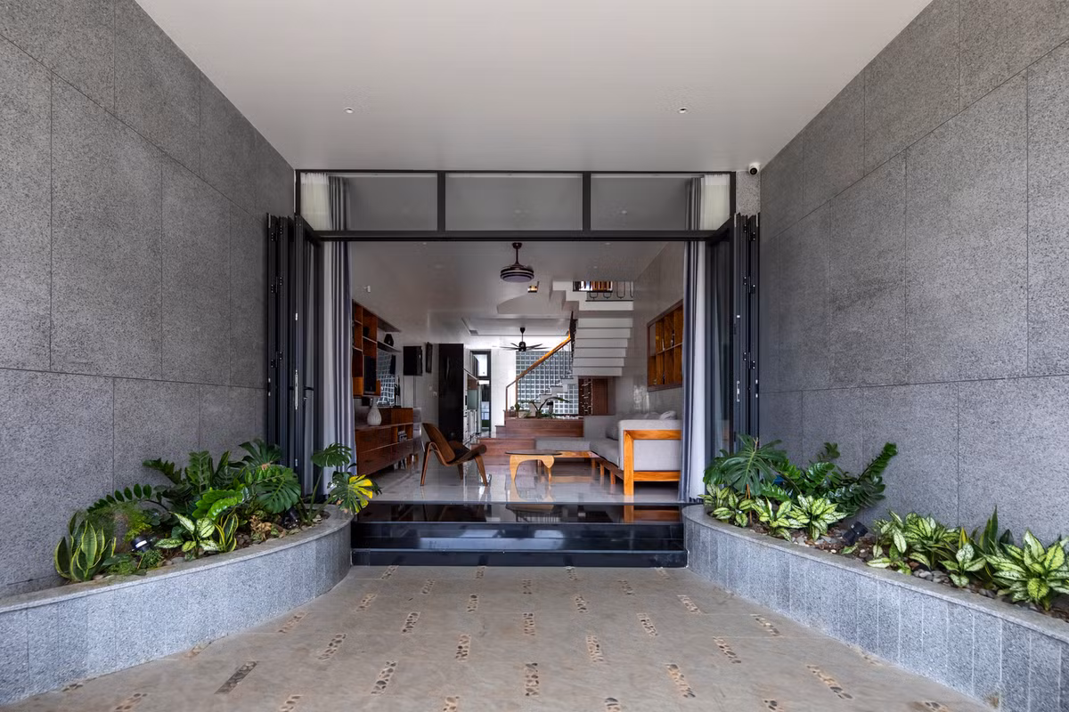 Với một đại gia đình sống trong một không gian dài và hẹp, nhóm kiến trúc sư muốn mang đến những không gian sống động, có yếu tố tự nhiên và kết nối mọi người nhiều nhất có thể.