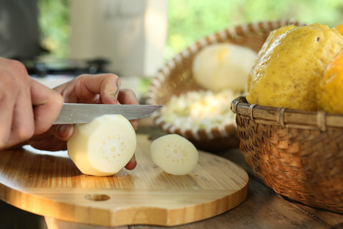 Một số nhà vườn cho biết, giống chanh vàng Eureka có hình bầu dục, vị chua dịu, không gắt như chanh ta của Việt Nam. Ảnh: ThanhSon Garden