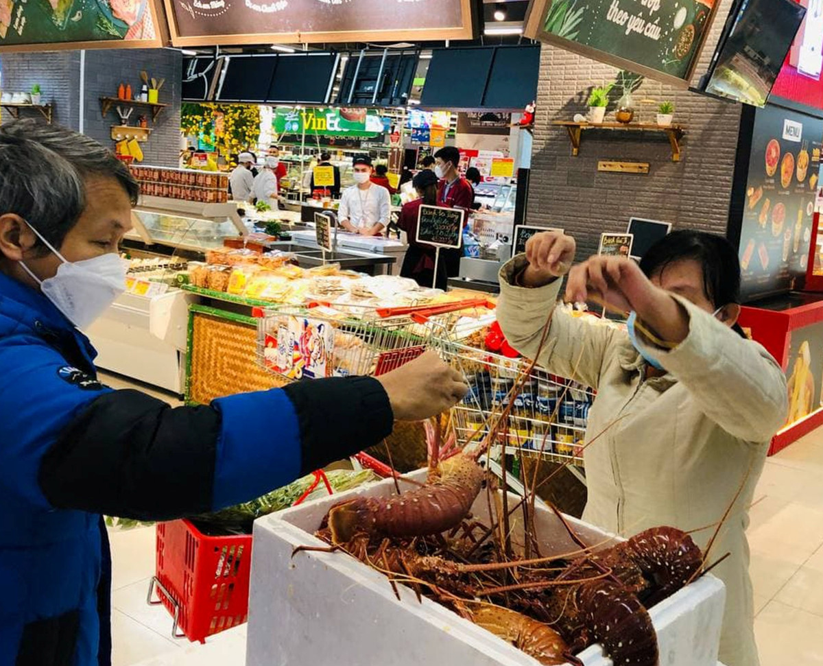 Khoảng 4-5 năm trước, tôm hùm Úc về Việt Nam có giá khá đắt từ 1,9-3 triệu đồng/kg (loại đông lạnh). Ảnh: Winmart