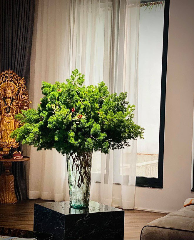 Dương Ngọc Trinh cũng thường "bắt trend" xu hướng cắm hoa với nhiều loại cành lá sang trọng.