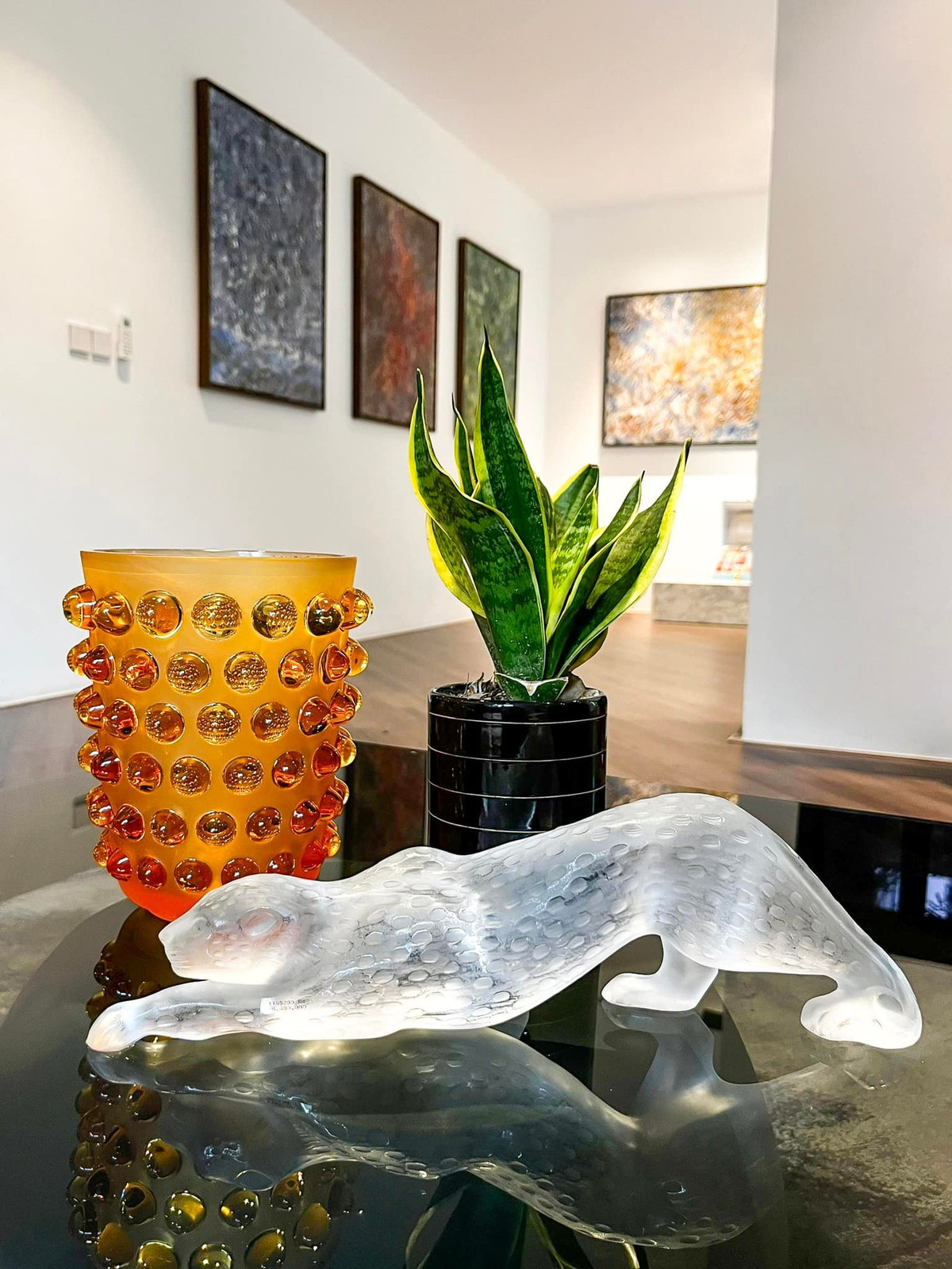 Từ những vật dụng nhỏ nhất như ly, cốc hay đồ trang trí đều là hàng cao cấp.