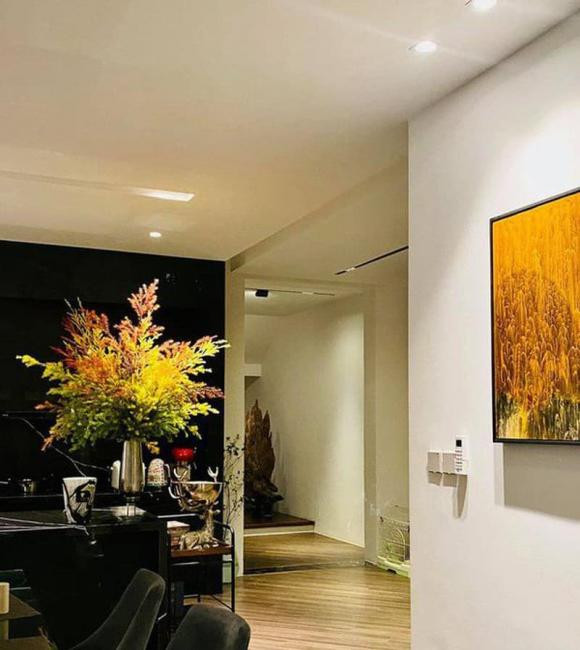 Dễ dàng nhận thấy, BTV Ngọc Trinh trang trí nhà bằng rất nhiều hoa tươi như cúc, hoa hồng, sen, lyly...