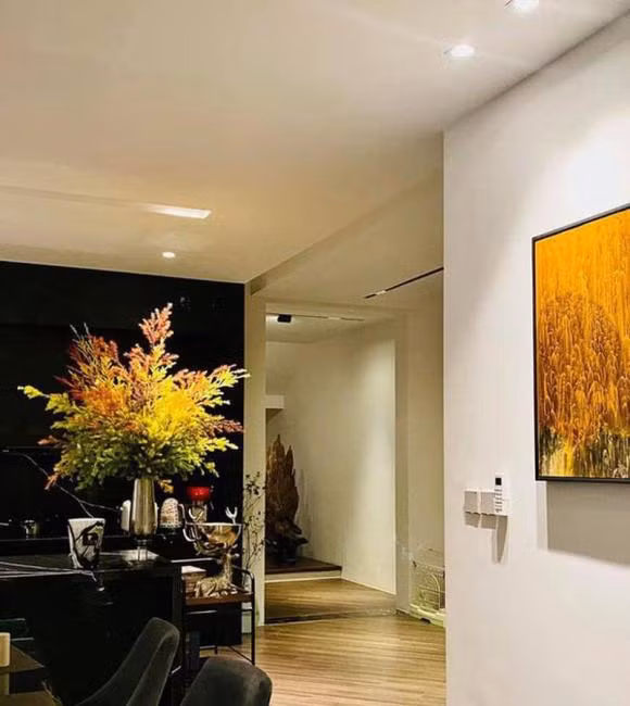 Dễ dàng nhận thấy, BTV Ngọc Trinh trang trí nhà bằng rất nhiều hoa tươi như cúc, hoa hồng, sen, lyly...