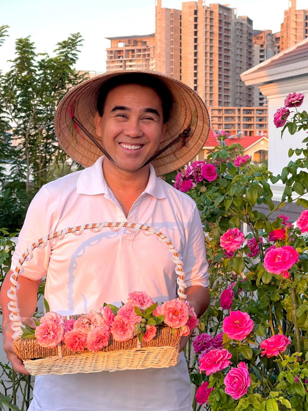 Chị Dạ Thảo - bà xã Quyền Linh trồng hàng trăm gốc hồng ngoại với đủ màu sắc. Các loại hồng ngoại nhập từ Anh, Pháp, Nhật Bản đều nở nhiều hoa lớn với cánh dày. Ảnh: FB Quyền Linh