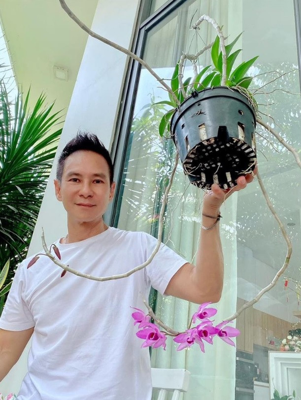 Lý Hải rất thích hoa lan. Ảnh: FBNV