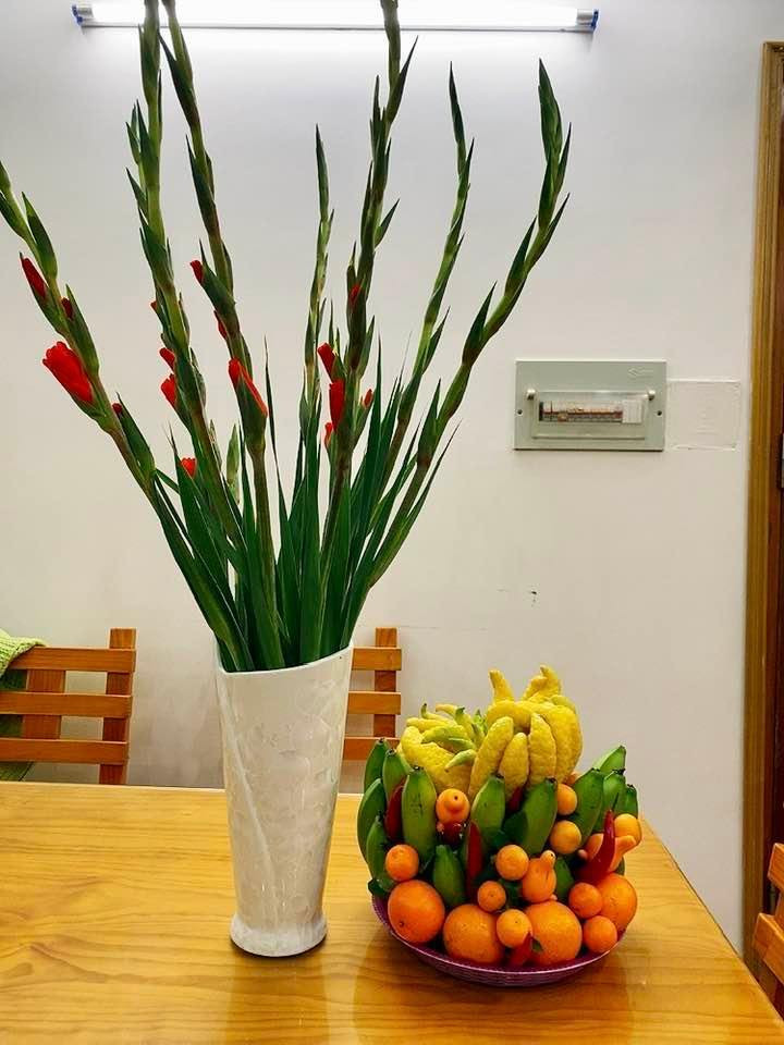 Bàn ăn cũng được tô điểm bằng lọ hoa tươi.