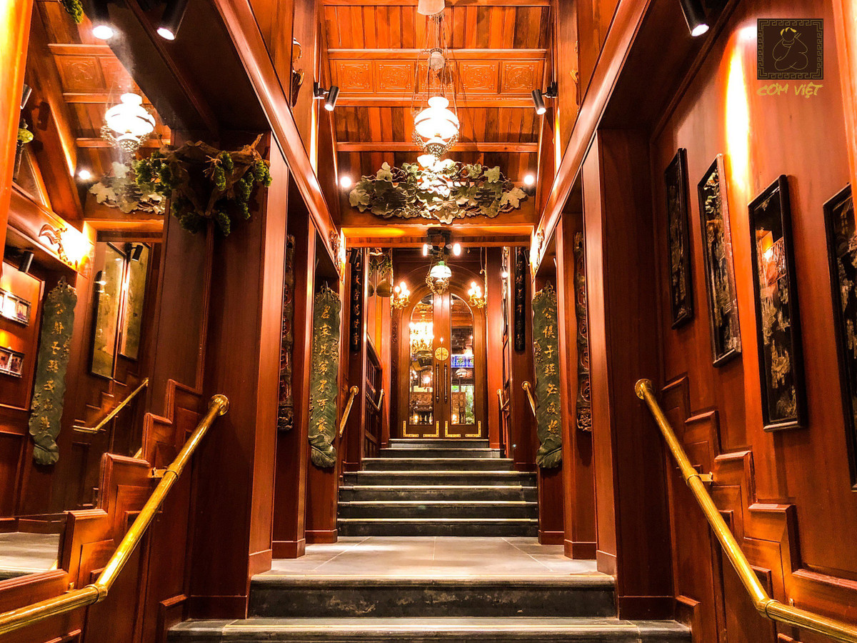 Trong không gian nhà hàng cơm Việt của mình, bà trưng bày rất nhiều đồ cổ gắn liền với văn hóa Việt. Ảnh: Lamsachdoda