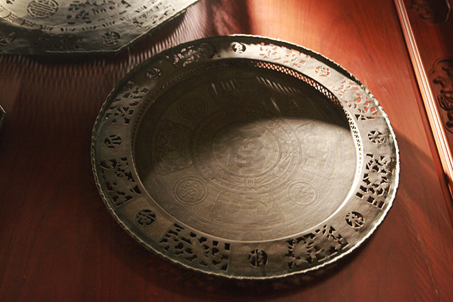 Đây là những mâm đúc bằng đồng, gỗ sơn son thường dùng trong các gia đình rất giàu thời xưa. Ảnh: Dân Việt