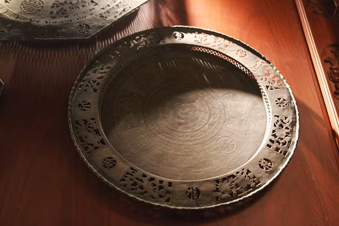 Đây là những mâm đúc bằng đồng, gỗ sơn son thường dùng trong các gia đình rất giàu thời xưa. Ảnh: Dân Việt