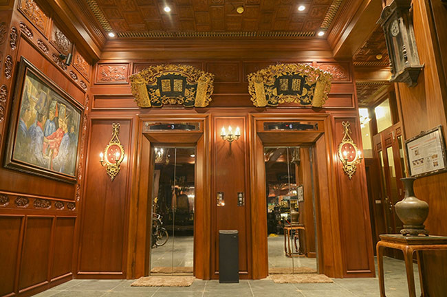 Trong đó, bộ cuốn thư của bà Hương được giới chơi đồ cổ đánh giá độc nhất vô nhị ở Việt Nam. Ngay lối vào hai cửa thang máy toà nhà treo 2 cuốn thư cổ dát vàng. Ảnh: Dân Việt