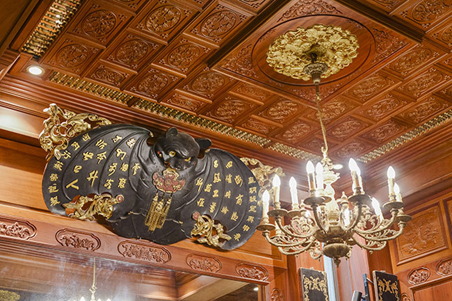 Theo bà Hương, những cuốn thư treo ở đây rất hiếm và đắt giá. Ảnh: Dân Việt