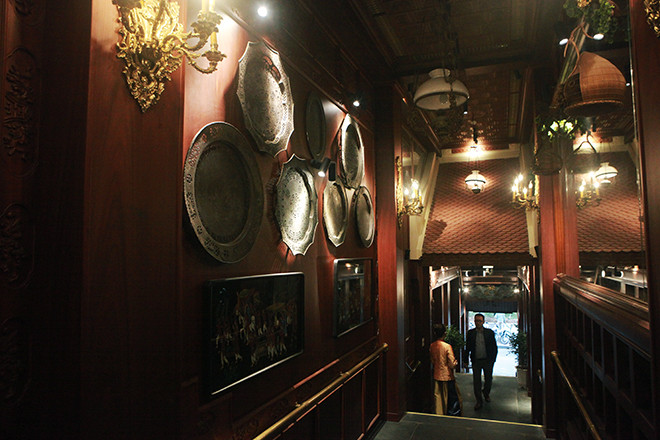  Bộ sưu tập mâm cổ có khoảng 100 chiếc được chạm khắc hoa văn “rồng bay phượng múa”, hoa sen, hoa cúc...Ảnh: Dân Việt