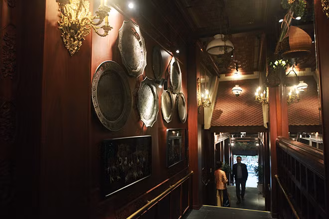  Bộ sưu tập mâm cổ có khoảng 100 chiếc được chạm khắc hoa văn “rồng bay phượng múa”, hoa sen, hoa cúc...Ảnh: Dân Việt