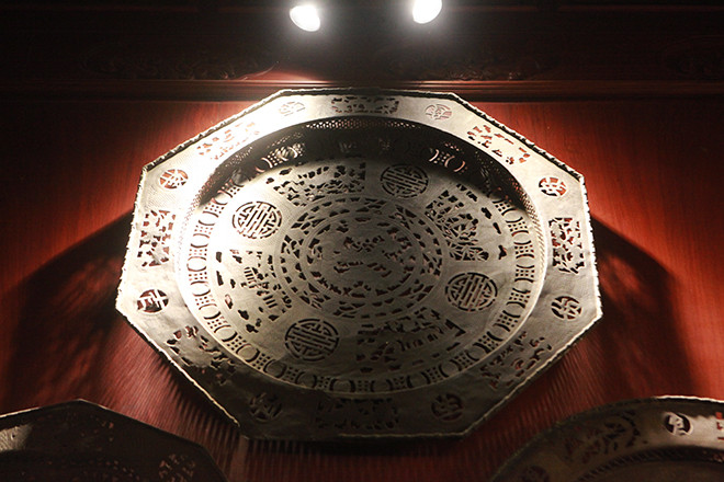 Các mâm đều được chạm khắc tinh xảo, đúc bằng tay rất nghệ thuật. Ảnh: Congluan