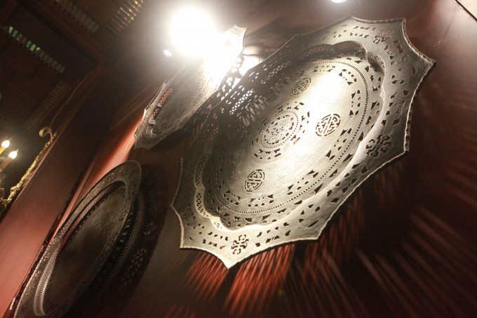 Bên cạnh đó, bộ sưu tập đồ cổ của bà Hương còn có bộ mâm cổ bằng đồng, gỗ. Ảnh: Công luận