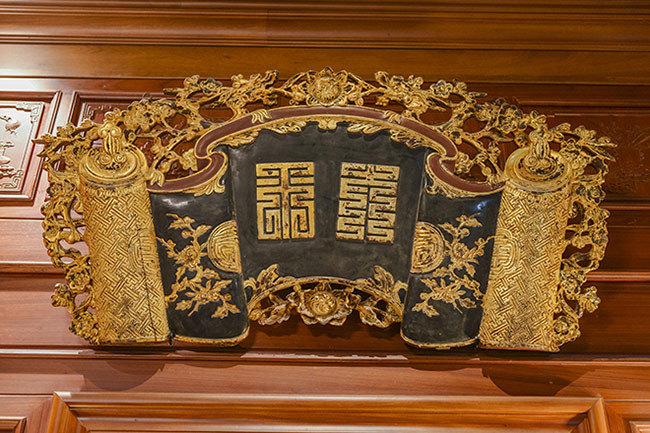 Đôi cuốn thư có tuổi đời hàng trăm năm, thường các gia đình giàu có hay vua chúa ngày xưa chơi. lối vào hai cửa thang máy toà nhà treo 2 cuốn thư cổ dát vàng. Ảnh: Dân Việt