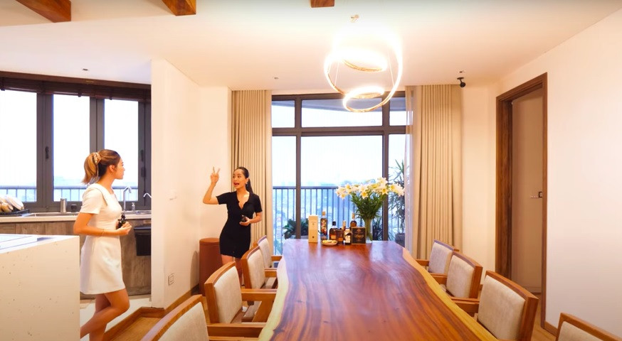 Cạnh phòng bếp là khu vực ăn uống với bàn ăn dài phù hợp làm nơi tụ họp mỗi khi gia đình có nhiều khách. Ảnh: NhaF