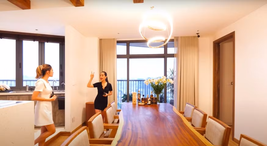 Cạnh phòng bếp là khu vực ăn uống với bàn ăn dài phù hợp làm nơi tụ họp mỗi khi gia đình có nhiều khách. Ảnh: NhaF