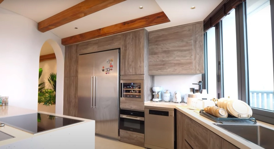 Khu vực bếp có trần vòm, được trang trí bằng những thanh gỗ đặc, mỗi thanh nặng gần 100 kg. Ảnh: NhaF