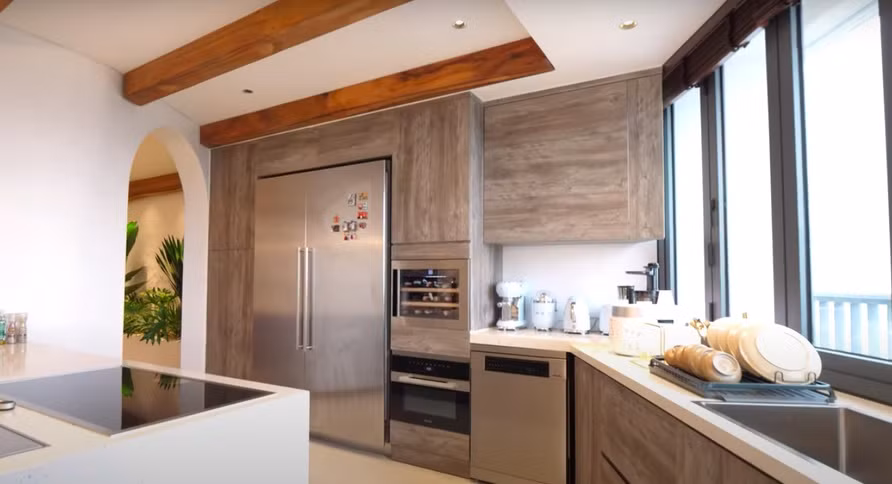 Khu vực bếp có trần vòm, được trang trí bằng những thanh gỗ đặc, mỗi thanh nặng gần 100 kg. Ảnh: NhaF