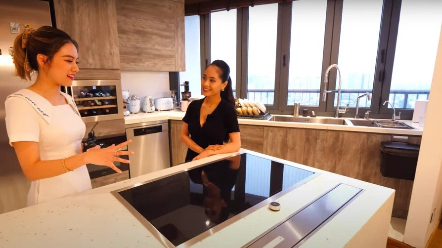 Phòng bếp nhỏ nhưng tốn nhiều tiền nhất trong ngôi nhà vì được trang bị toàn những vât dụng hiện đại. Ảnh: NhaF