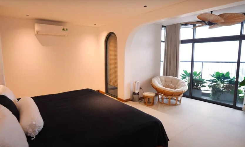 Phòng ngủ ấm cúng với view tuyệt đẹp. Ảnh: NhaF