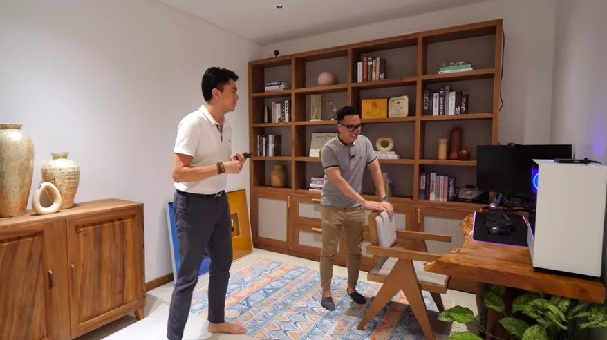 Phòng làm việc của hai vợ chồng ca nương Kiều Anh đẹp như triển lãm nghệ thuật. Ảnh: NhaF