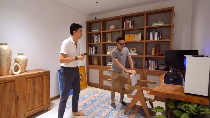 Phòng làm việc của hai vợ chồng ca nương Kiều Anh đẹp như triển lãm nghệ thuật. Ảnh: NhaF