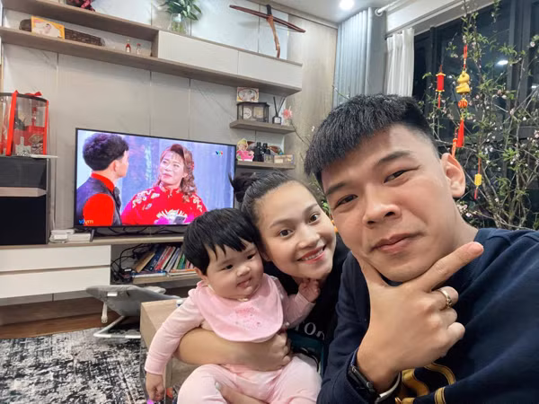 Đồ trang trí hầu hết đều là đồ được bạn bè, anh em tặng khi biết tin anh mua nhà mới. Ảnh: FBNV