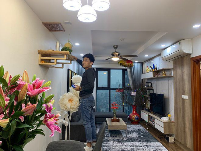 Gần Tết, vợ chồng Trung Ruồi trang trí thêm nhiều loại hoa trong nhà. Ảnh: Suckhoedoisong