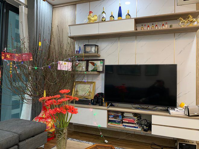 Trên kệ TV, Trung Ruồi bày những tấm bằng khen ghi dấu ấn của anh đối với đam mê diễn xuất. Ảnh: Suckhoedoisong