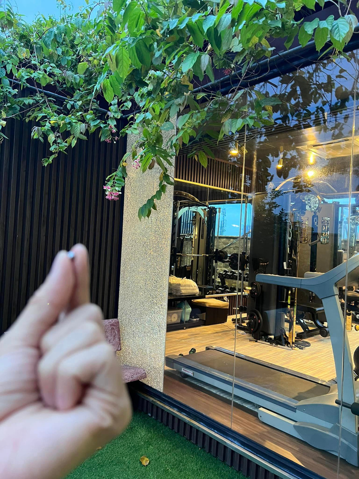 Đây là căn biệt thự nam ca sĩ thường xuyên lui tới làm việc và nghỉ ngơi.