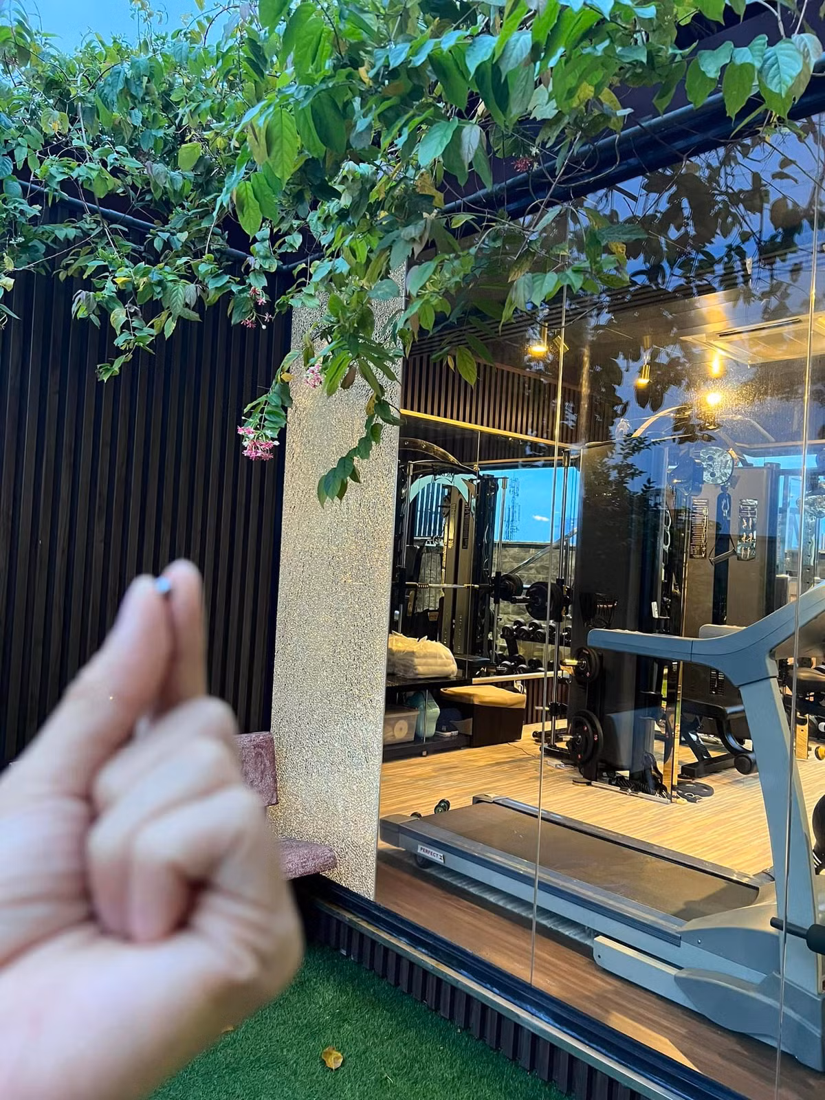 Đây là căn biệt thự nam ca sĩ thường xuyên lui tới làm việc và nghỉ ngơi.