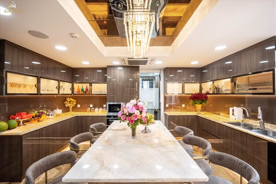 Nam ca sĩ sử dụng tông màu vàng chủ đạo cho không gian sống của mình.