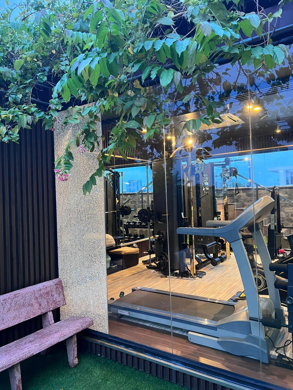 Được biết, căn biệt thự của Đàm Vĩnh Hưng nằm ở quận 10, TP.HCM, trị giá khoảng 60 tỷ đồng.