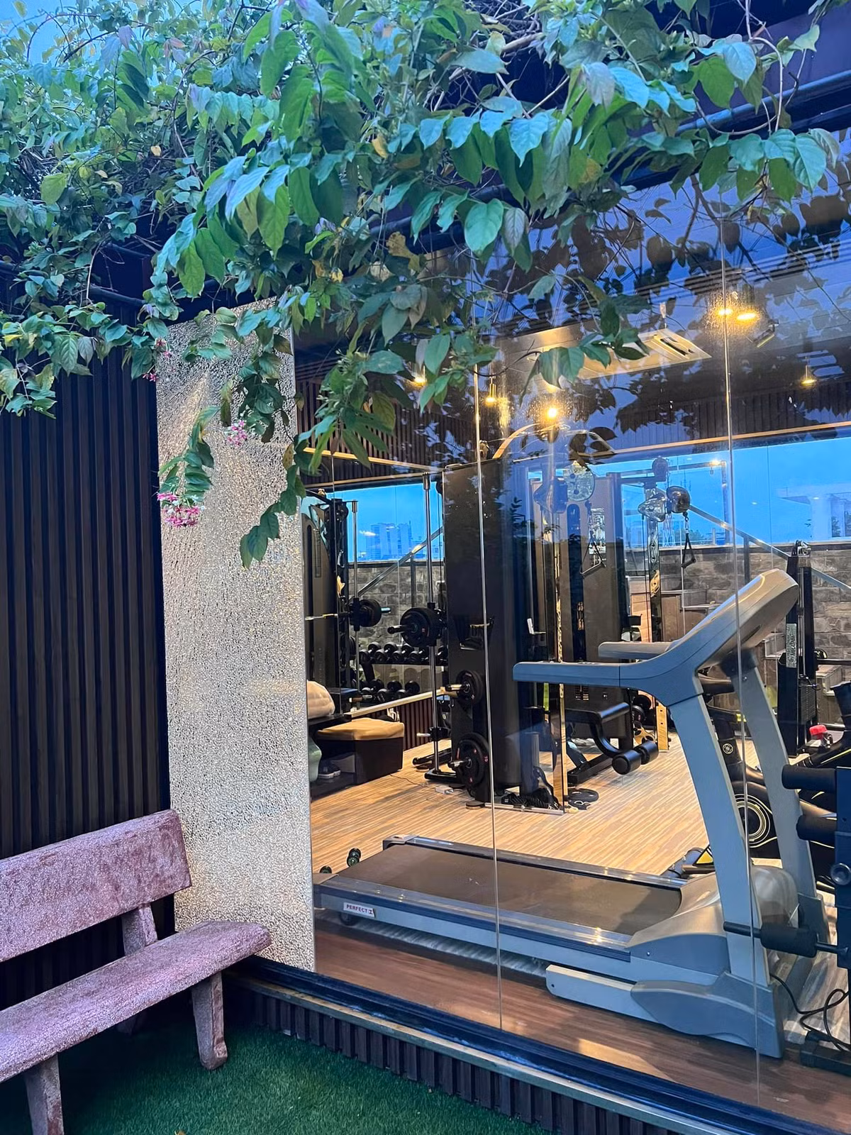 Được biết, căn biệt thự của Đàm Vĩnh Hưng nằm ở quận 10, TP.HCM, trị giá khoảng 60 tỷ đồng.